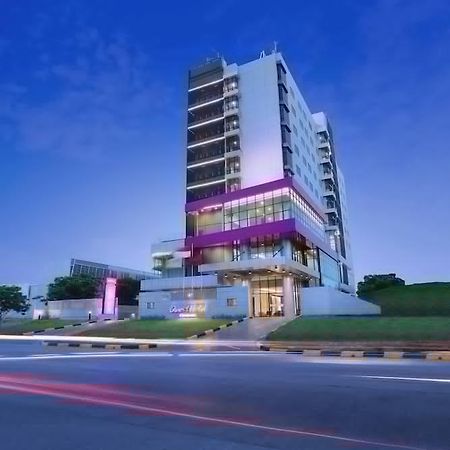 Отель Quest Prime Cikarang By Aston Бекаси Экстерьер фото